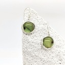 Zilver en glas - Uniek stuk - Bo met zijn kleine pareltjes - Groen glaz gelede oorbellen 